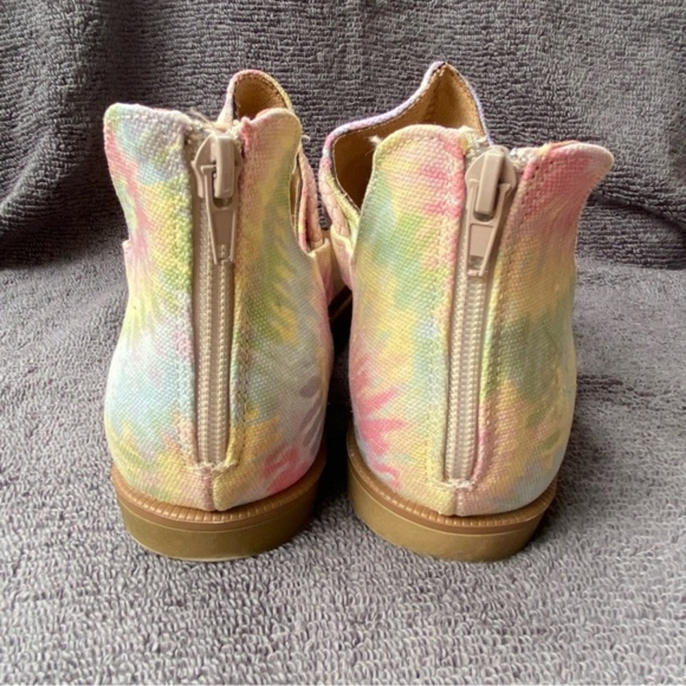 Very G Sandal’s Shoes Women’s Size 6 Flats Blue Yellow Pink Print Back Zip - Picture 3 of 10
